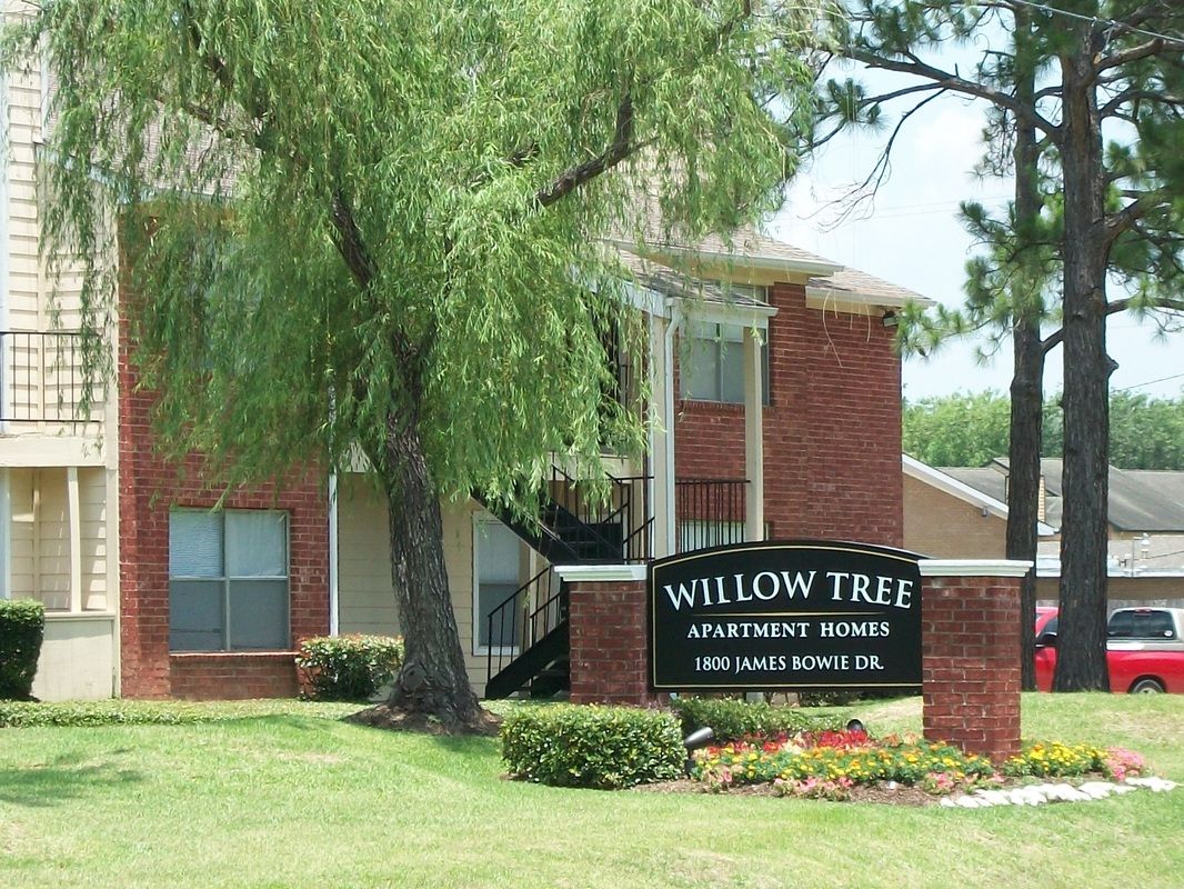 willow-tree-04-front-sign.jpg
